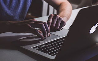 别只盯着开云官网像不像，真正要看的是备案信息和页面脚本